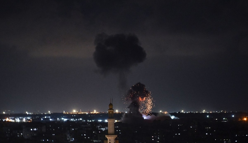  İsrail, abluka altındaki Gazze Şeridi'ni bombaladı