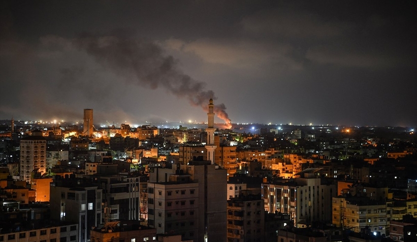  İsrail, abluka altındaki Gazze Şeridi'ni bombaladı