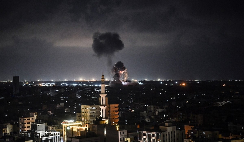  İsrail, abluka altındaki Gazze Şeridi'ni bombaladı