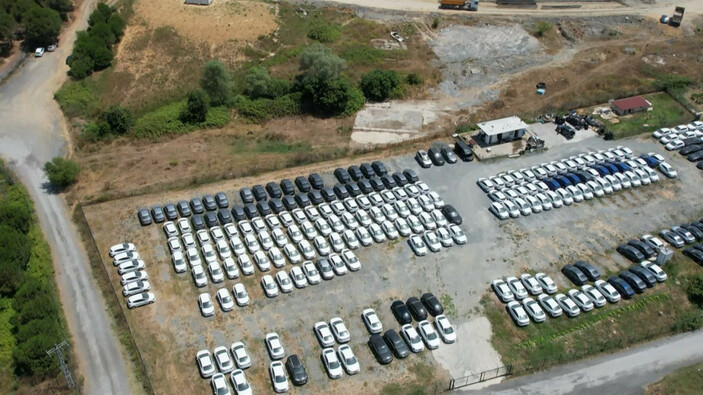 İstanbul'da satılmayıp stoklanan araçlar havadan görüntülendi