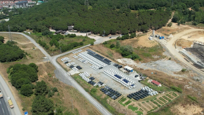 İstanbul'da satılmayıp stoklanan araçlar havadan görüntülendi