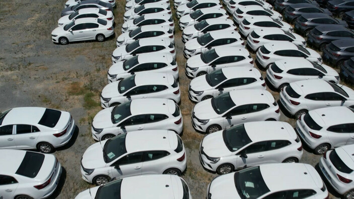 İstanbul'da satılmayıp stoklanan araçlar havadan görüntülendi