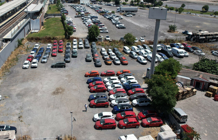 İstanbul'da satılmayıp stoklanan araçlar havadan görüntülendi
