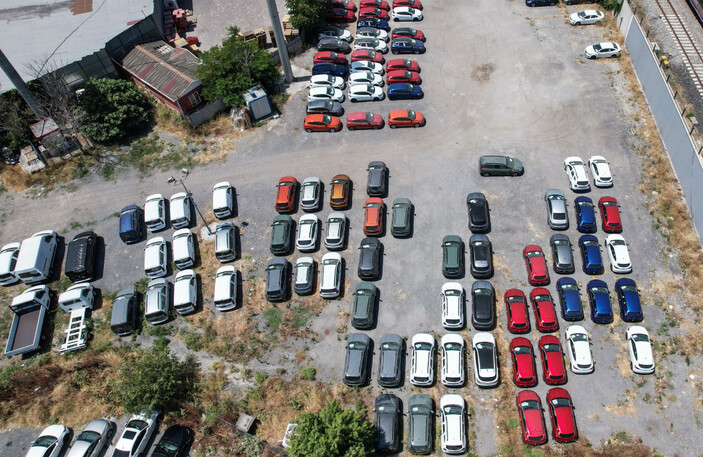 İstanbul'da satılmayıp stoklanan araçlar havadan görüntülendi