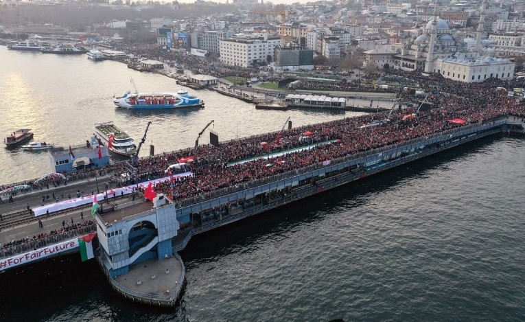 istanbul-da-tarihi-yuruyus-binlerce-vatandas-sehitlerimize-rahmet-filistin-e-destek-icin-bir-aradamgftsdjqaf