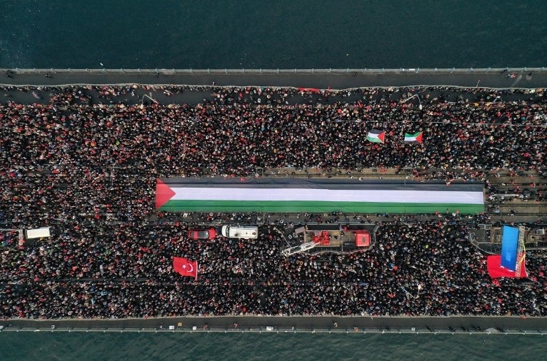 istanbul-da-tarihi-yuruyus-binlerce-vatandas-sehitlerimize-rahmet-filistin-e-destek-icin-bir-aradamgftsdjqaf