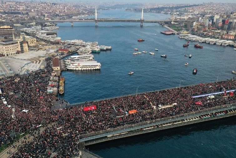 istanbul-da-tarihi-yuruyus-binlerce-vatandas-sehitlerimize-rahmet-filistin-e-destek-icin-bir-aradamgftsdjqaf
