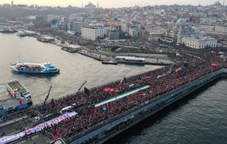 istanbul-da-tarihi-yuruyus-binlerce-vatandas-sehitlerimize-rahmet-filistin-e-destek-icin-bir-aradamgftsdjqaf