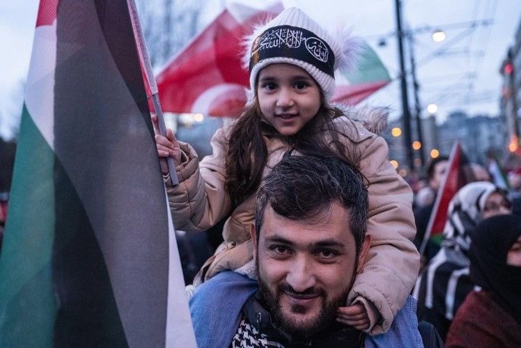 istanbul-da-tarihi-yuruyus-binlerce-vatandas-sehitlerimize-rahmet-filistin-e-destek-icin-bir-aradamgftsdjqaf