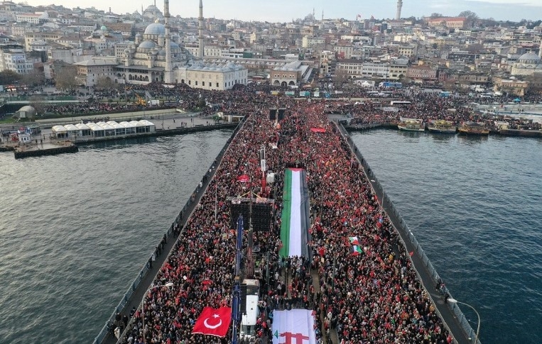 istanbul-da-tarihi-yuruyus-binlerce-vatandas-sehitlerimize-rahmet-filistin-e-destek-icin-bir-aradamgftsdjqaf