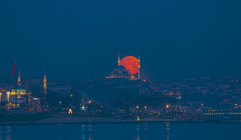 istanbulda-essiz-dolunay-manzarasi-mest-ettiqujmbg9xt2