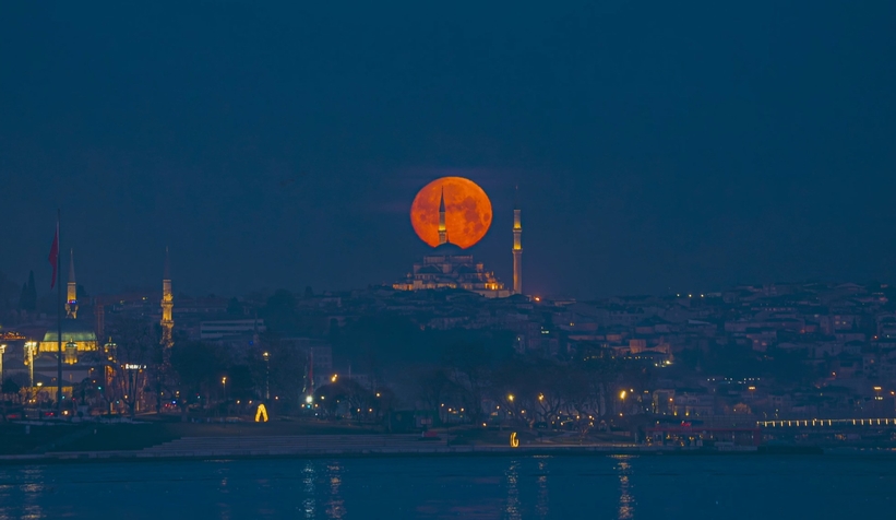 istanbulda-essiz-dolunay-manzarasi-mest-ettiqujmbg9xt2