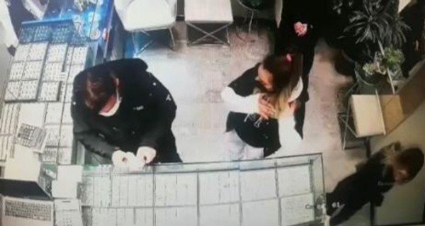 İstanbul’dan gelip kuyumcuları dolandırdılar
