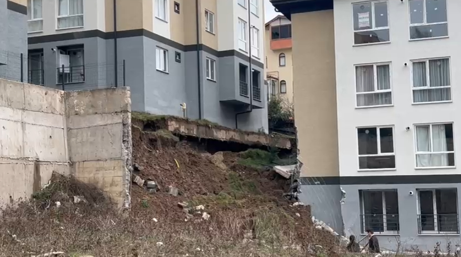 İstinat duvarı çöktü, site boşaltıldı