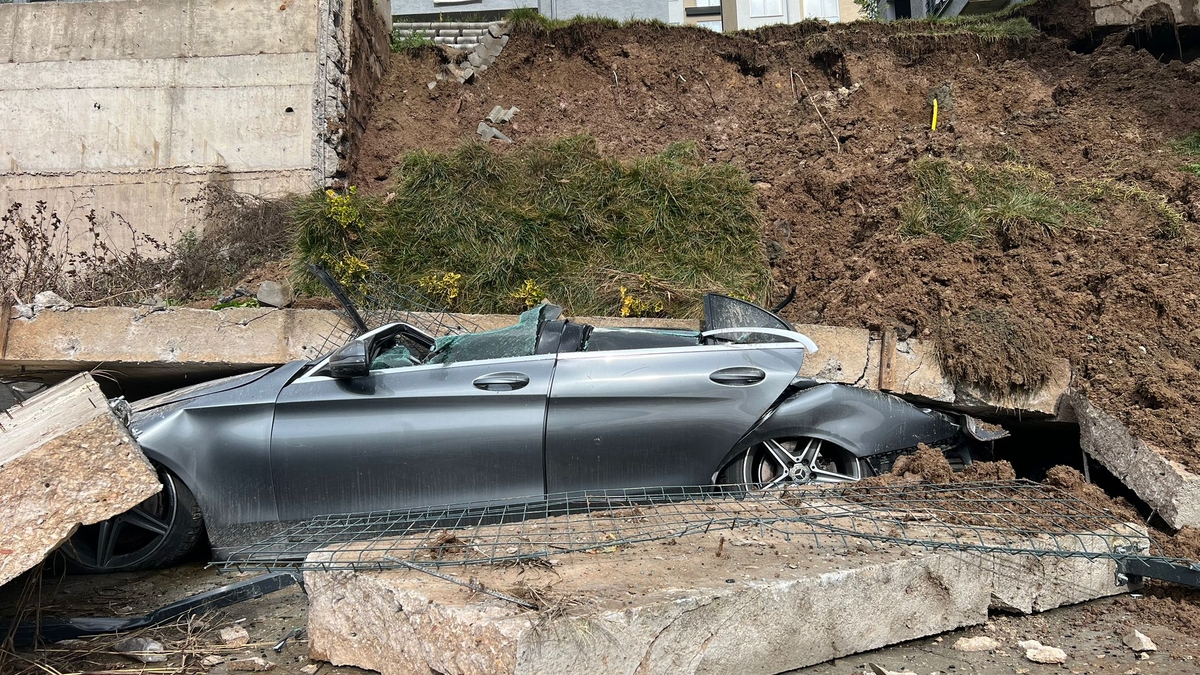 İstinat duvarı çöktü, site boşaltıldı