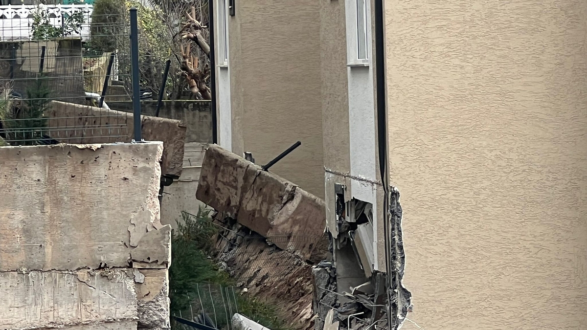 İstinat duvarı çöktü, site boşaltıldı