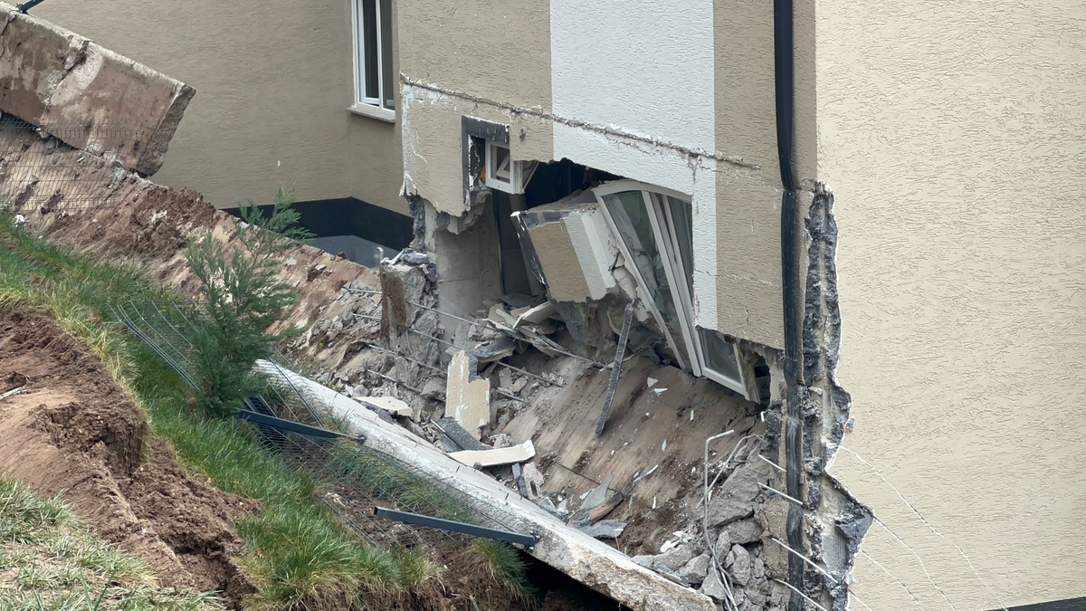 İstinat duvarı çöktü, site boşaltıldı