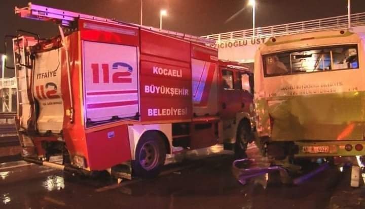 İtfaiye araçları kaza yaptı: 6 itfaiyeci yaralandı