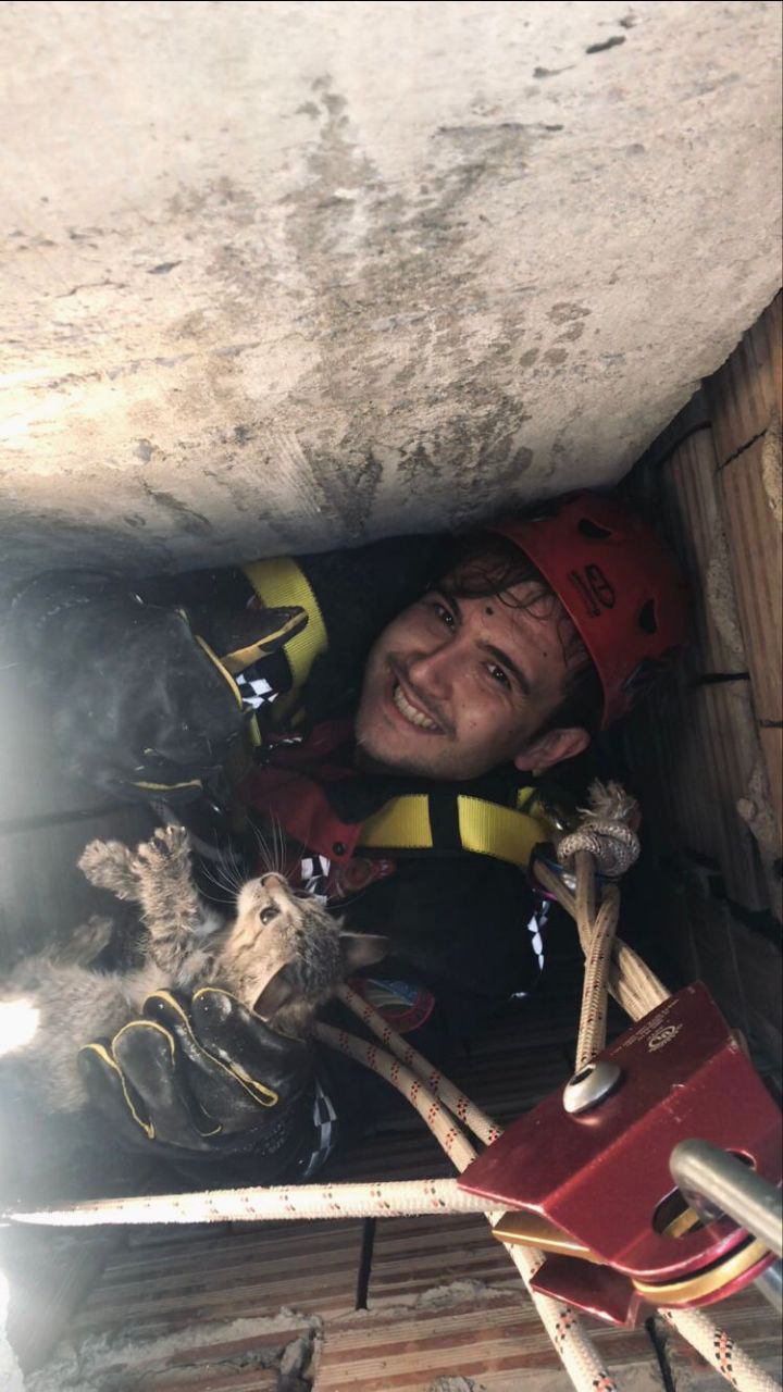 İtfaiye erleri yavru kediyi sağ salim kurtardı