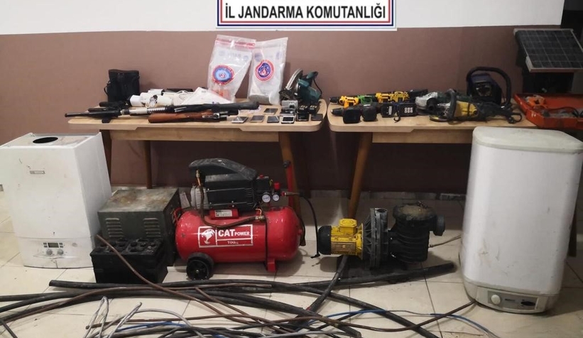 jandarma-ekiplerince-yakalanan-sahis-tutuklandib25ky1fnnf