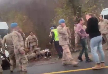 Jandarma ekiplerini taşıyan minibüs kaza yaptı: 6 yaralı