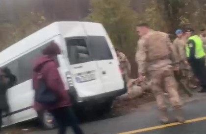 Jandarma ekiplerini taşıyan minibüs kaza yaptı: 6 yaralı