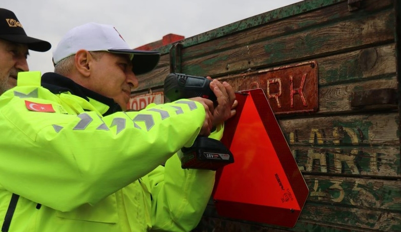 Jandarma harekete geçti, 50 römorka reflektör takıldı