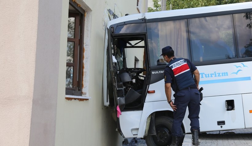 jandarma-otobus-kaza-yapti-1-i-agir-8-yaraliwtr1eej3mk