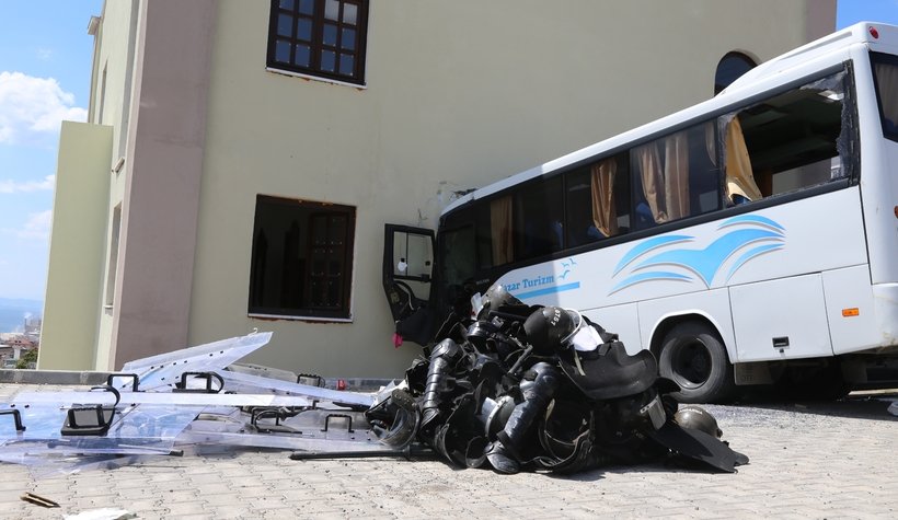 jandarma-otobus-kaza-yapti-1-i-agir-8-yaraliwtr1eej3mk