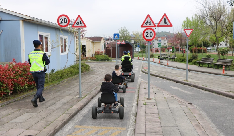 jandarmadan-miniklere-trafik-parkta-egitimdurmemo5mm