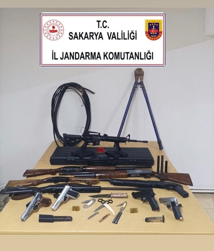 Jandarmanın bastığı kablo hırsızının evinden silah deposu çıktı