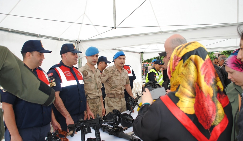 Jandarmanın kullandığı silah ve teçhizat tanıtıldı