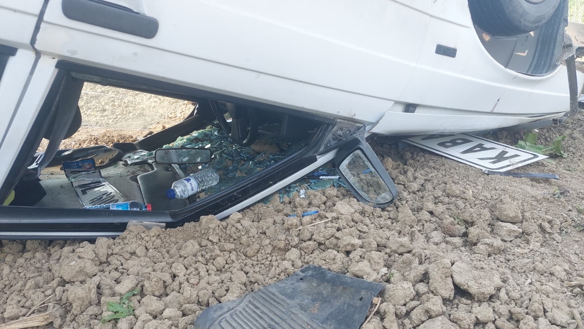 Kabakulak girişinde otomobil tarlaya uçtu