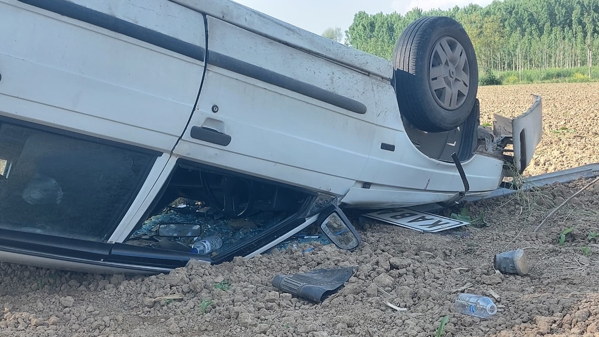 Kabakulak girişinde otomobil tarlaya uçtu