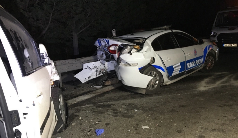 kacaklarin-oldugu-arac-polis-otosuna-carpti-14-gocmen-4-polis-yaralit05yy0joct