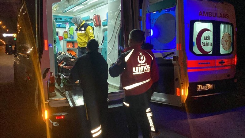 kacaklarin-oldugu-arac-polis-otosuna-carpti-14-gocmen-4-polis-yaralit05yy0joct
