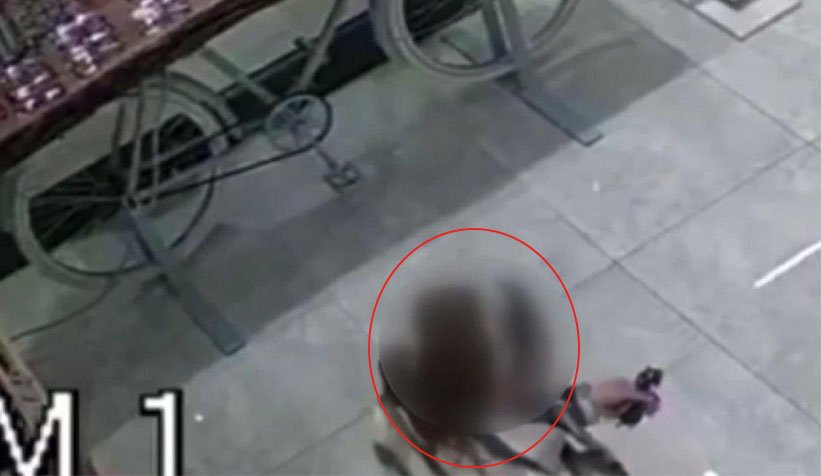 Kadın hırsız kameraya yakalandı