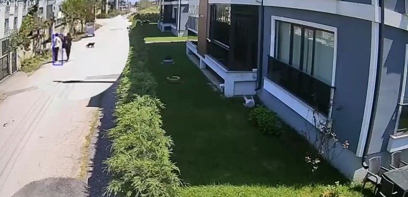 Kadın hırsızlar önce kameraya sonra polise yakalandılar