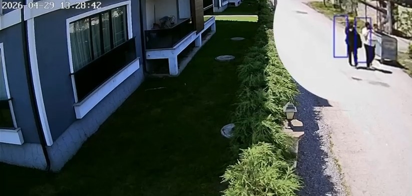 Kadın hırsızlar önce kameraya sonra polise yakalandılar