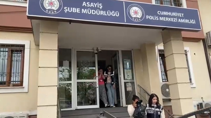 Kadın hırsızlar önce kameraya sonra polise yakalandılar