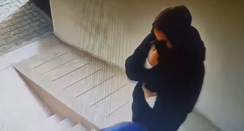 Kadın hırsızlar önce kameraya sonra polise yakalandılar