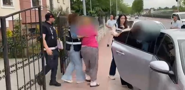 Kadın hırsızlar önce kameraya sonra polise yakalandılar