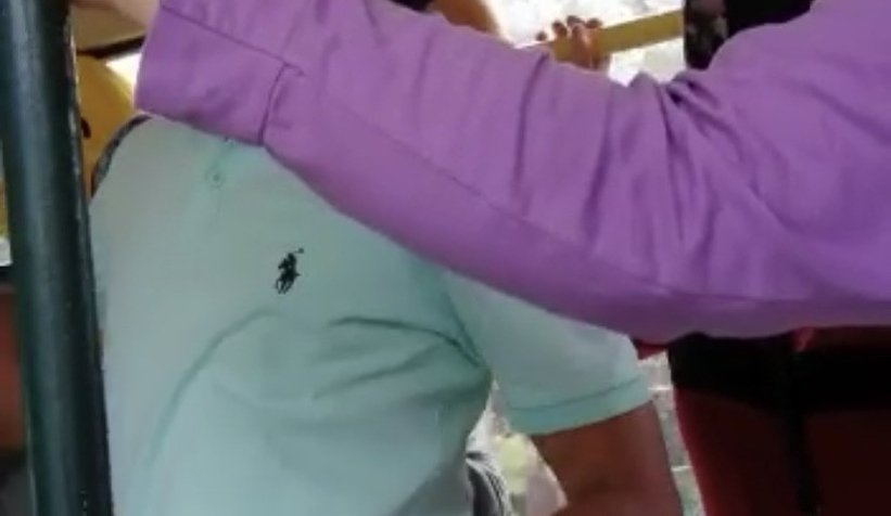 Kadın yolculara diklenmişti, cezayı yedi