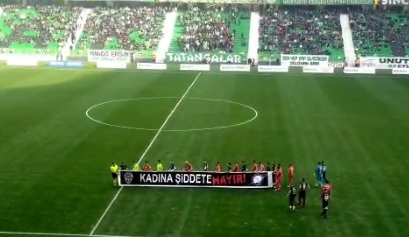 kadina-siddete-hayir-pankarti-ile-sahaya-ciktiwnkxc0ptwu