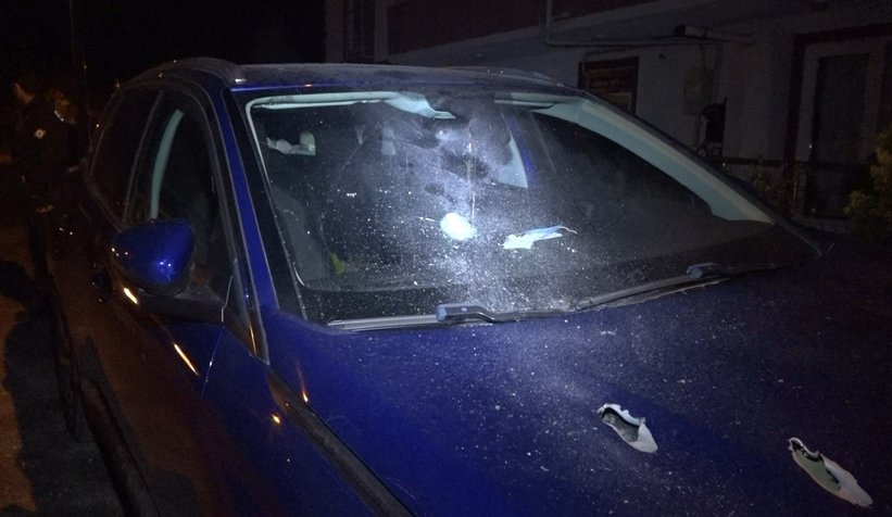 Kadının otomobili kurşun yağmuruna tutuldu