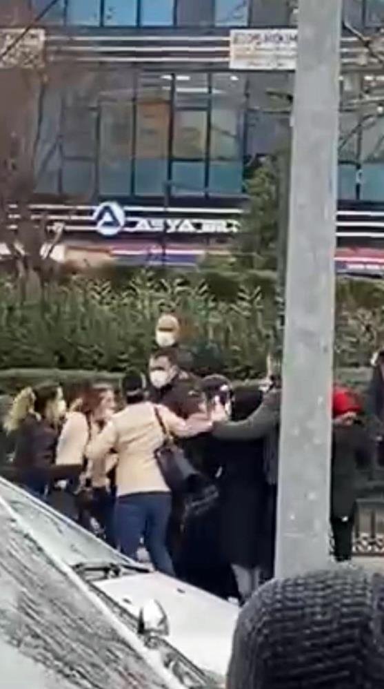 Kadınlar cadde ortasında saç saça yumruk yumruğa birbirine girdi