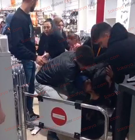 Kadınlar mağazada birbirlerine girdi