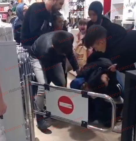 Kadınlar mağazada birbirlerine girdi