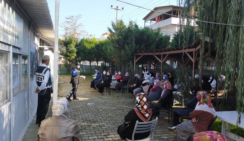 Kadınlara şiddete karşı kurulan KADES, kadınlara tanıtıldı