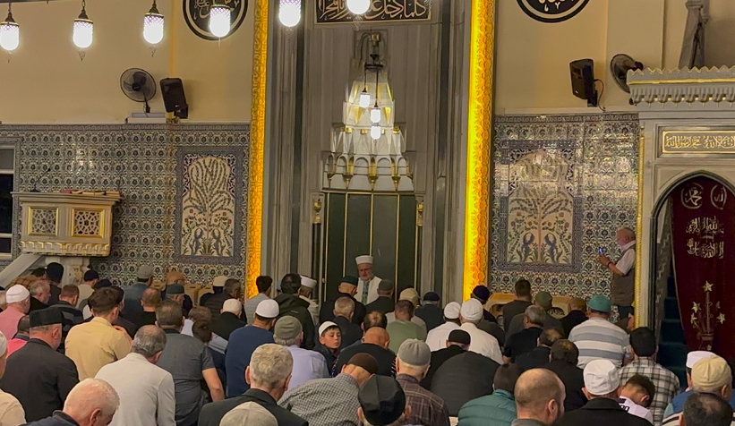 kadir-gecesinde-vatandaslar-camilere-akin-ettizujxcxl2og